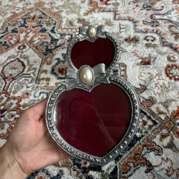 Pair - Vintage Pewter Heart Shaped Faux Pearl Bow Easel Back Photo Frame - Picture 8 of 8